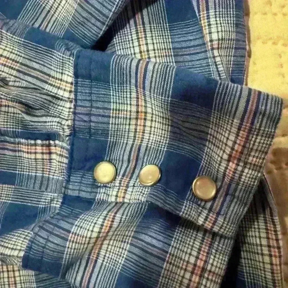 Preowned Women’s Wrangler Button Down Checkered Shirt Size XL W/ pearl buttons - Picture 3 of 9